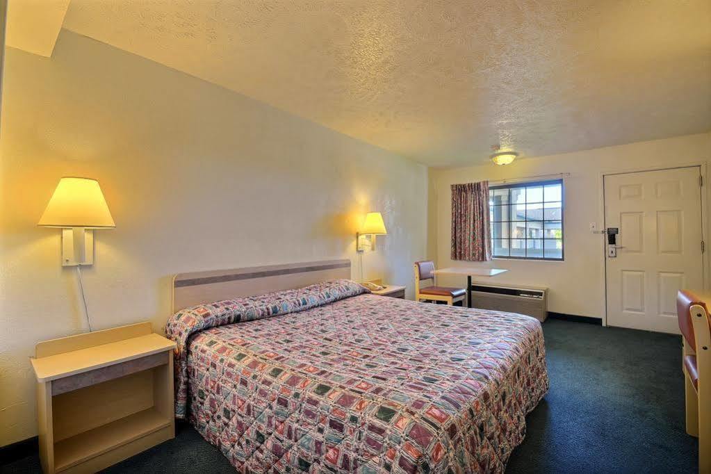 Days Inn By Wyndham Indianapolis South Экстерьер фото