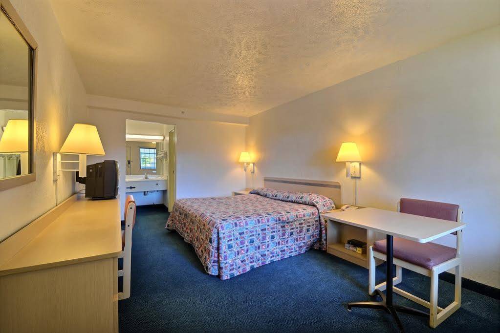 Days Inn By Wyndham Indianapolis South Экстерьер фото